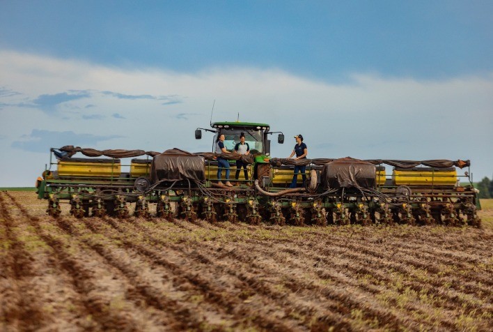 Produtores de soja mantêm otimismo apesar de plantio lento na região de Bagé (RS)