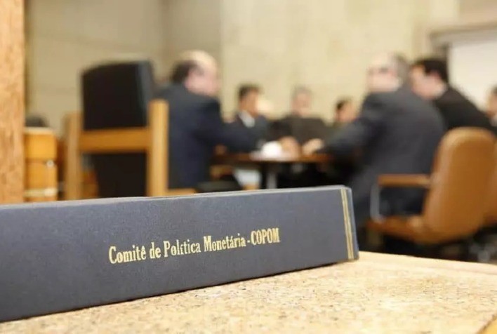 Copom reforça aumento da Selic e destaca incertezas fiscais e inflação persistente