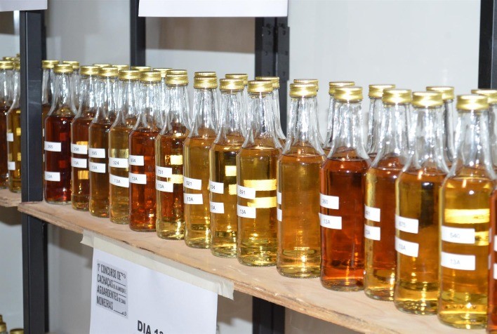 Concurso de Qualidade das Cachaças de Alambique e Aguardentes de Cana Mineiras Premiará os Melhores Produtos de 2024