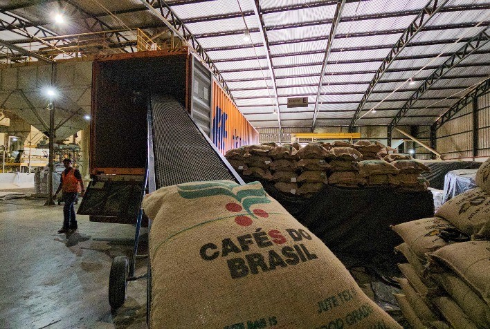 Exportação de Café Bate Recorde em Outubro, mas Brasil Enfrenta Gargalos e Perdas Bilionárias nos Portos