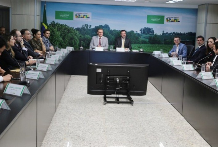Ministro Carlos Fávaro Discute Estratégias para Fortalecer o Comércio Internacional com Exportadores Agropecuários