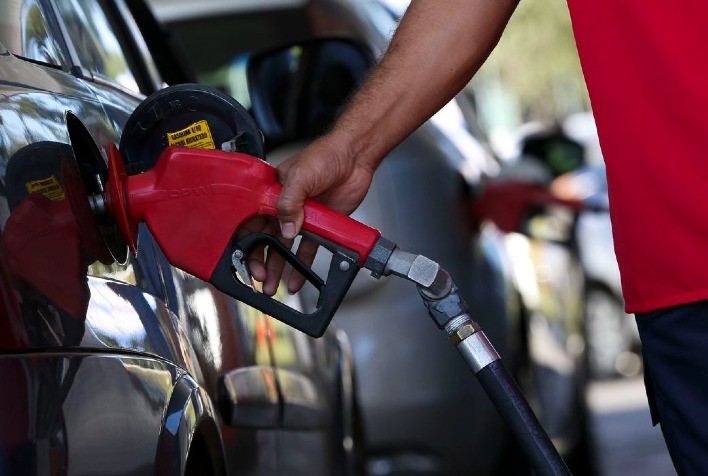 Preço da Gasolina Sobe Após Três Meses de Estabilidade, Influenciado Pelo Dólar e Barril de Petróleo