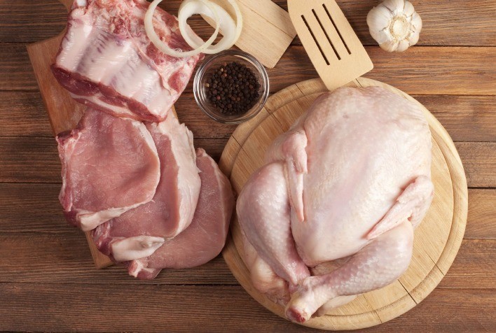 Frango perde espaço frente às carnes suína e bovina no início de 2025