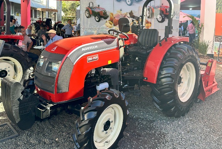 Tratores Compactos Potencializam a Colheita de Frutas no Verão