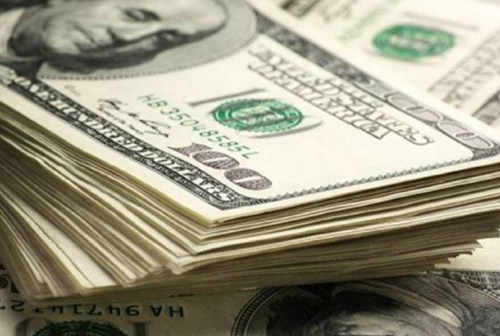 Dólar sobe, reagindo à prévia do PIB, enquanto mercados refletem sobre futuro da economia