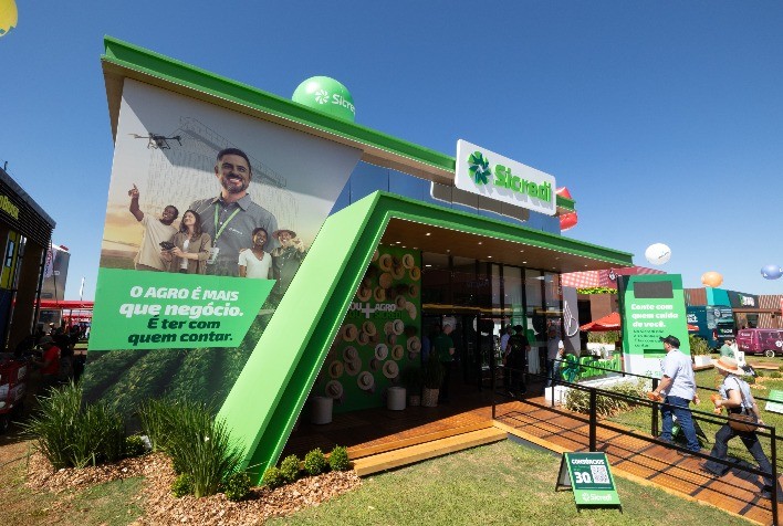 Sicredi alcança marca histórica de R$ 487,6 milhões em financiamentos e consórcios no Show Rural 2025