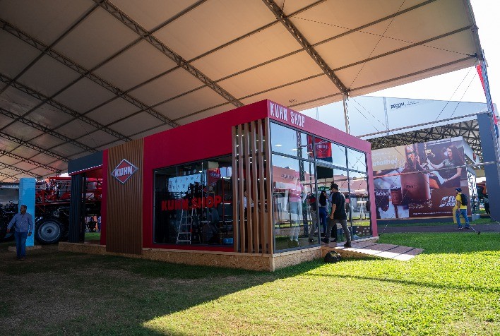 Kuhn celebra 20 anos no Brasil e apresenta inovações na Expodireto Cotrijal 2025