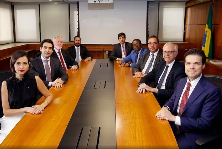 Banco Central eleva a Selic para 14,25% e sinaliza ajuste mais modesto em maio