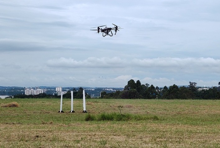 Uso correto de drones no campo é tema de reunião no CEA-IAC