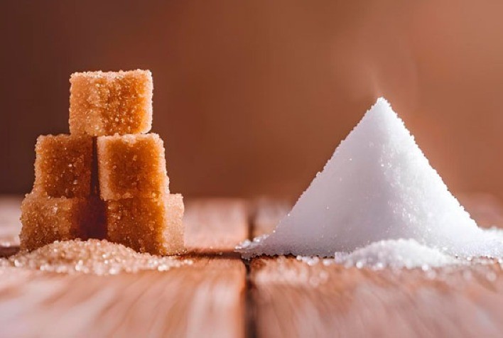 Contratos futuros do açúcar iniciam a semana em queda com pressão do dólar