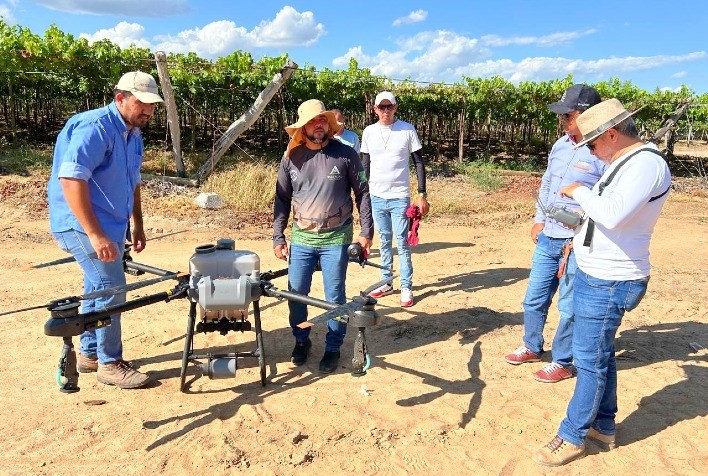 Petrolina Avança na Fruticultura com Capacitação de Operadores de Drones