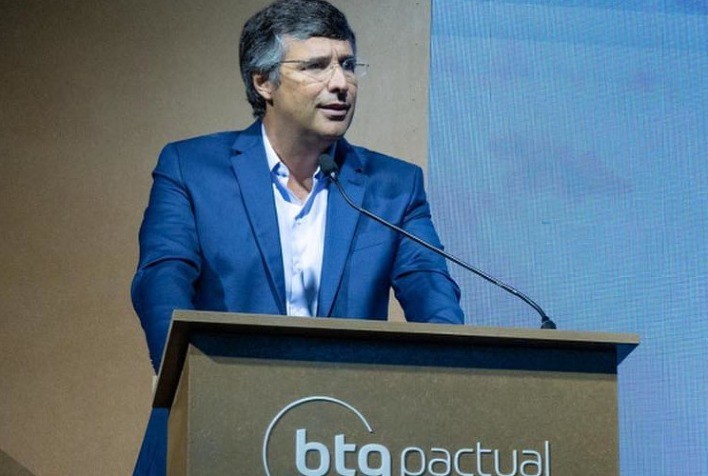 André Esteves Tenta Barrar Fusão entre BRB e Banco Master, Mas Mercado Resiste