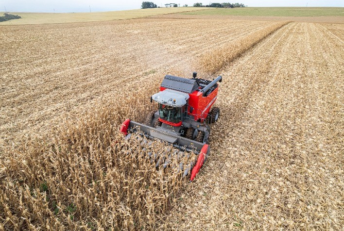 Massey Ferguson apresenta inovações em inteligência artificial na Agrishow 2025, visando maior eficiência no campo