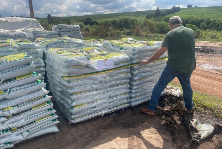 Fiscalização do Mapa apreende mais de 330 toneladas de fertilizantes irregulares em Pederneiras (SP)