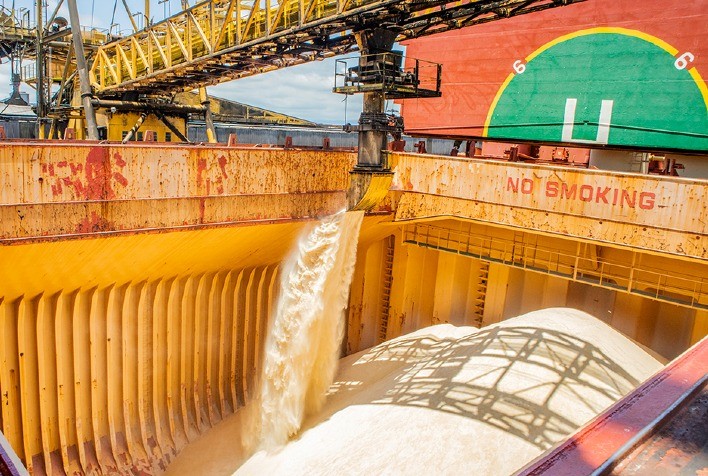 Exportações de açúcar ganham fôlego nos portos brasileiros, mas recuam em abril
