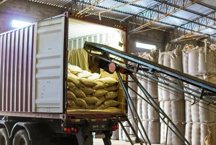 Infraestrutura defasada dos portos brasileiros ameaça exportações de café e gera prejuízos bilionários