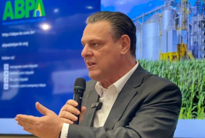 Brasil tem indícios de controle da gripe aviária e negocia fim de embargos, diz ministro da Agricultura