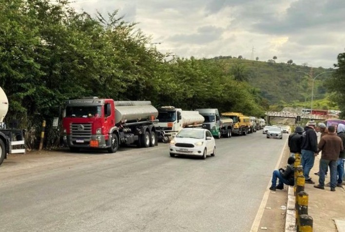 Greve de caminhoneiros em Minas pode afetar abastecimento de combustíveis, alerta Sindtanque-MG