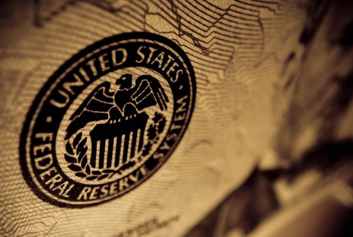 Fed deve manter juros estáveis em meio a incertezas geopolíticas e comerciais