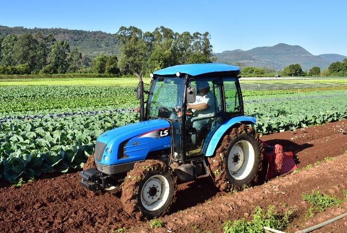 Tratores modernos impulsionam produtividade de hortifruticultores na Hortitec 2025