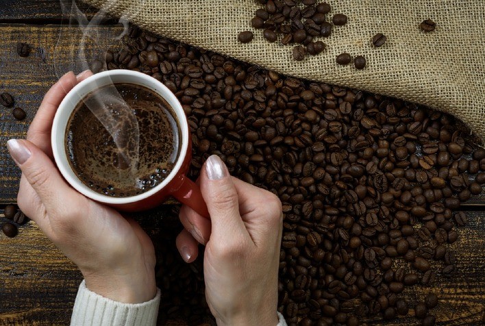 Café encarece 81 % para o consumidor em 12 meses, mas queda no campo indica alívio gradual