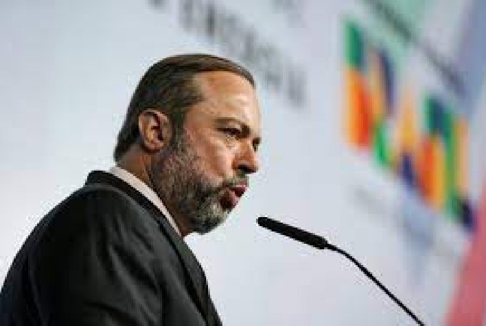 Ministro diz que gasolina e diesel podem ficar mais baratos com queda do petróleo Brent