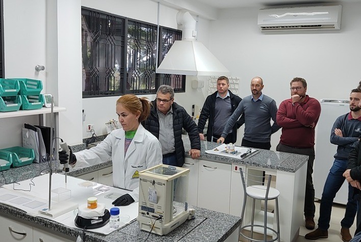 Tecnologia na aplicação de agroquímicos em uva é tema de encontro entre cooperativas vinícolas do RS e Instituto Agronômico de SP