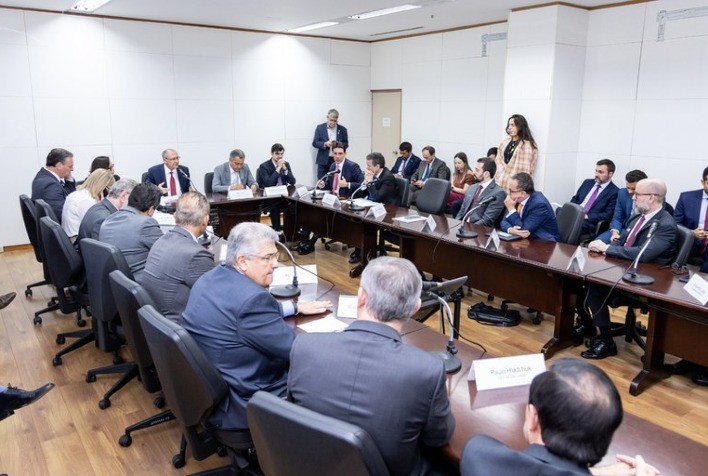 Governo busca acordo com EUA para evitar tarifa de 50% até o fim de julho, diz Alckmin