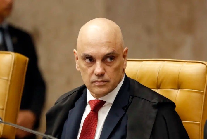 Moraes afirma que tarifa de Trump visa interferir no STF e aponta crimes de Bolsonaro e Eduardo