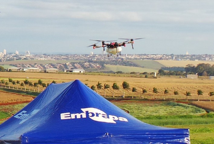 Drones ganham espaço nas lavouras brasileiras e se consolidam como opção para pulverização agrícola