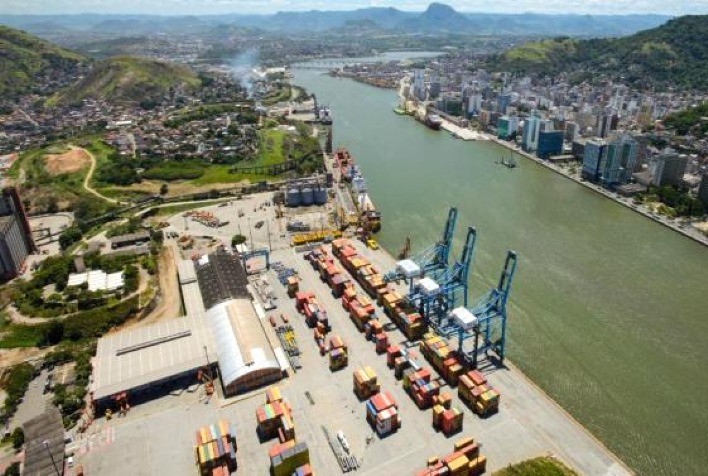 Tarifas dos EUA travam exportações no Porto de Vitória e afetam rochas, café e pimenta