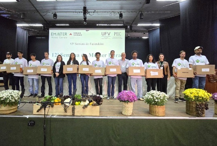 Emater-MG entrega notebooks a jovens rurais para fortalecer gestão em propriedades de café e leite