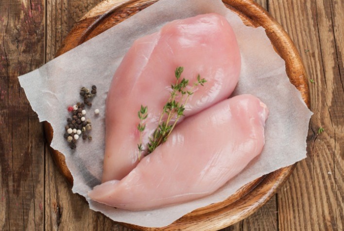 Preço da carne de frango recua pelo terceiro mês, mas segue acima do registrado em 2024