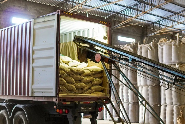 Após tarifas dos EUA, China habilita 183 novas empresas brasileiras para exportação de café