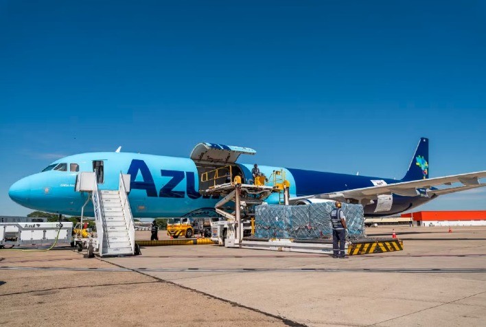 Transporte aéreo de morangos dispara e Azul Cargo registra alta de mais de 800% no 1º trimestre de 2025