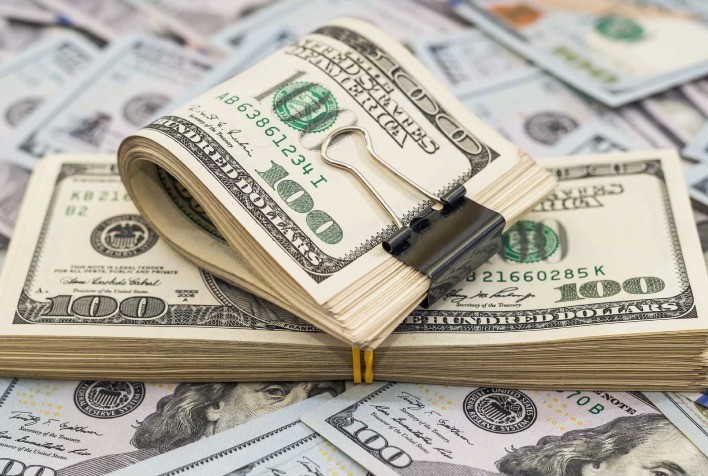 Dólar inicia semana em leve alta à espera de medidas do governo sobre ‘tarifaço’ dos EUA