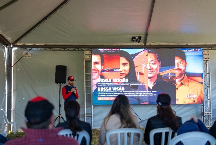 KUHN do Brasil celebra 20 anos com crescimento de 39,04% em vendas de fenação