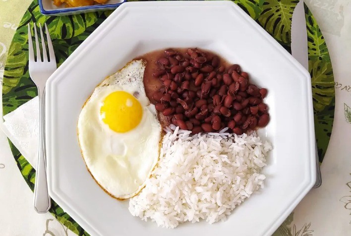 Preços de ovos, arroz e feijão recuam em julho, oferecendo alívio ao consumidor