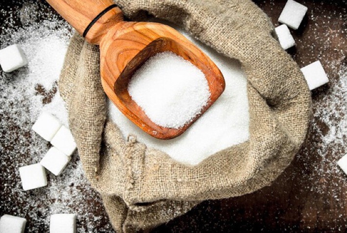 Açúcar futuro reage à alta do petróleo, mas mercado segue pressionado por oferta e fundos