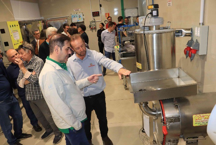 Cooperativa em SC transforma resíduos de maçã em novos produtos com apoio do Estado