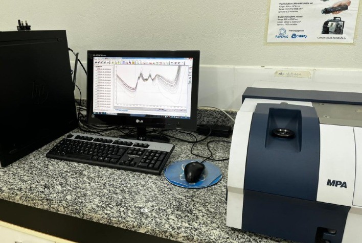 Após casos de intoxicação, produtores de cachaça recorrem à UFLA para garantir qualidade e segurança da bebida