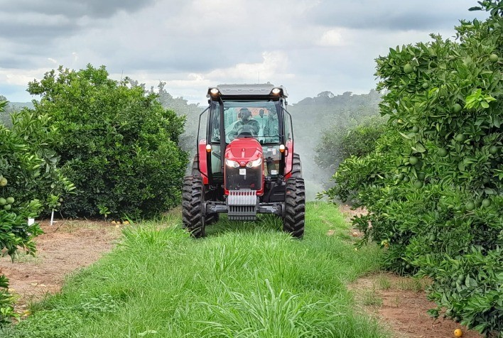 Tratores ganham destaque na mecanização da citricultura brasileira