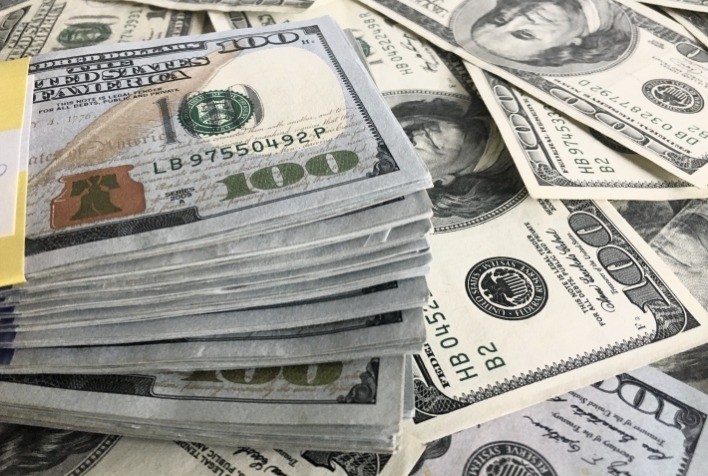 Dólar tem leve alta e bolsa brasileira acompanha inflação e cenário externo