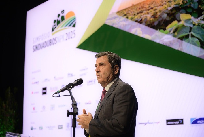 Brasil projeta recorde de entregas de fertilizantes em 2025, apesar de desafios logísticos e de importação