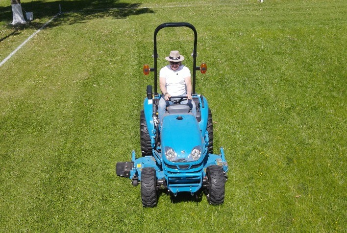 Trator compacto J25H da LS Tractor alia potência e versatilidade para uso no campo e nas cidades
