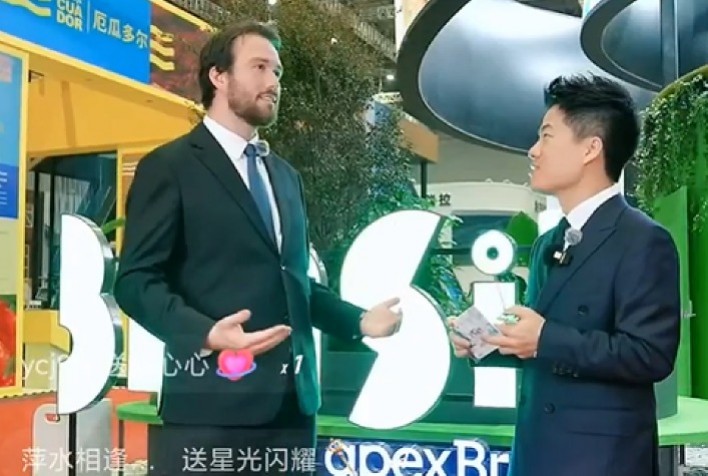 Influenciador chinês transmite visita ao pavilhão do Brasil na CIIE para mais de 4 milhões de pessoas