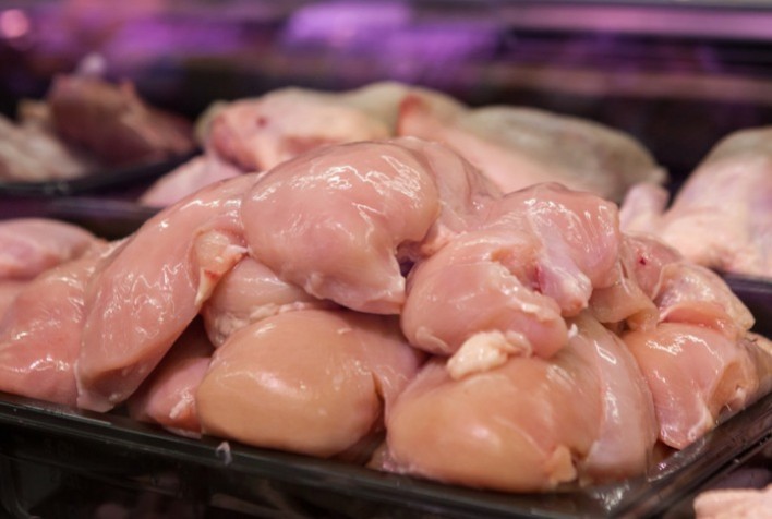 Oferta elevada pressiona preços do frango em novembro, apesar do bom desempenho do consumo