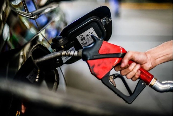 Gasolina tem leve recuo em novembro, enquanto etanol sobe em quase todo o país, aponta Edenred Ticket Log