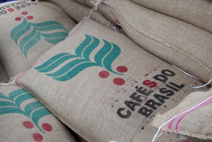 Suspensão de tarifas alivia mercado de café, mas estoques reduzidos e clima adverso sustentam preços globais