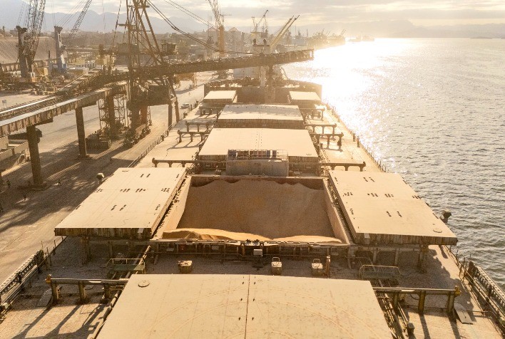 Porto de Paranaguá bate recorde no embarque de milho com novo calado